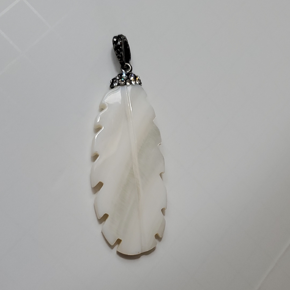 Shell White Feather Pendant (Costume Jewelry)